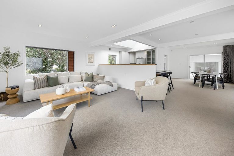 Photo of property in 16 Prestige Place, Castor Bay, Auckland, 0620