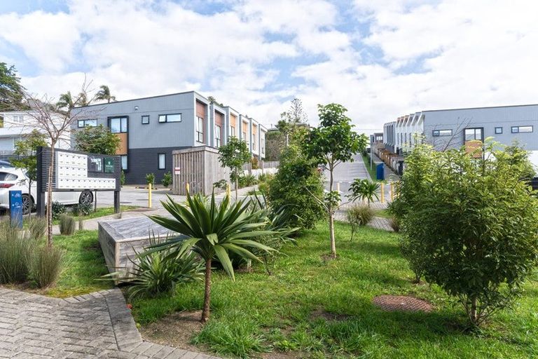 Photo of property in 53 Morihana Close, Glen Eden, Auckland, 0602