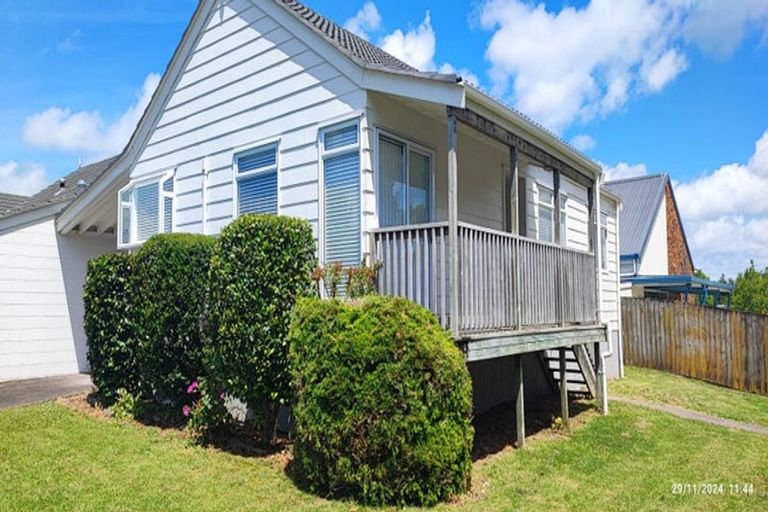 Photo of property in 1/1 Tomintoul Place, Highland Park, Auckland, 2010