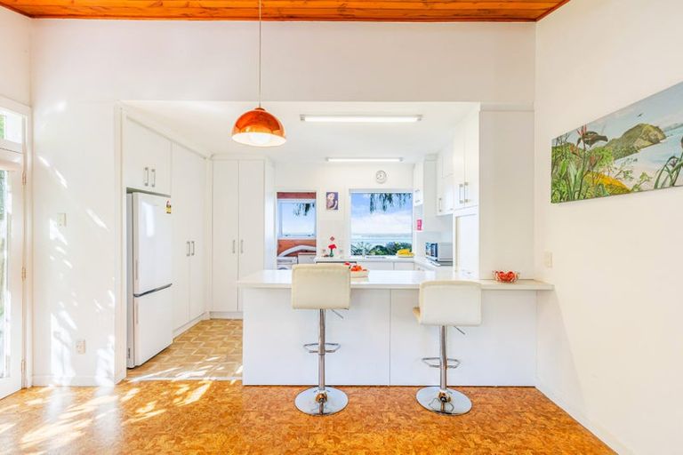 Photo of property in 98 Scenic Drive, Titirangi, Auckland, 0604