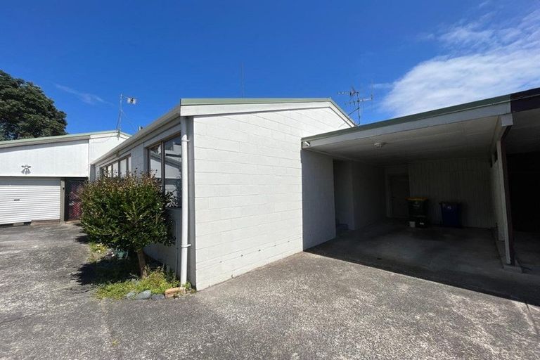 Photo of property in 2/40 Bodi Place, Te Atatu South, Auckland, 0610