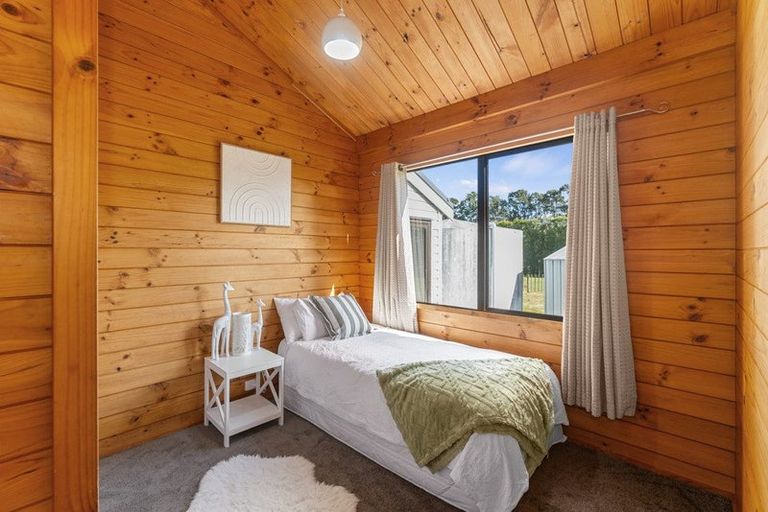 Photo of property in 802 Waitakere Road, Kumeu, 0891