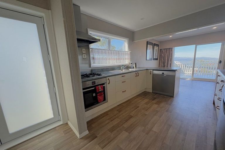 Photo of property in 5 Oakleigh Street, Maungaraki, Lower Hutt, 5010