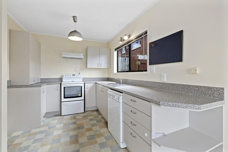 Photo of property in 2/19 Marcel Place, Glenfield, Auckland, 0629
