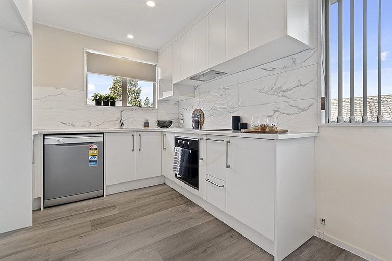 Photo of property in 2/3 Sparrow Place, Weymouth, Auckland, 2103