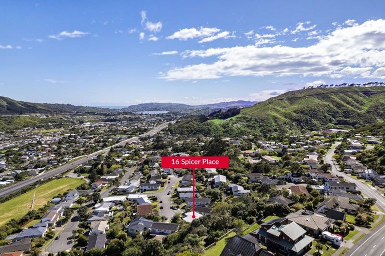 Photo of property in 16 Spicer Place, Tawa, Wellington, 5028