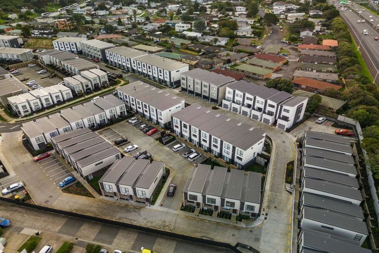 Photo of property in 2 Mikoikoi Crescent, Mangere Bridge, Auckland, 2022