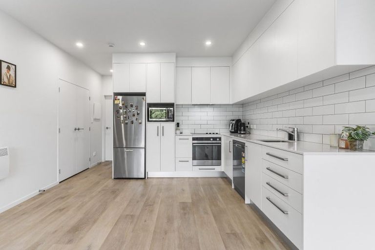 Photo of property in 25 Potter Avenue, Northcote, Auckland, 0627