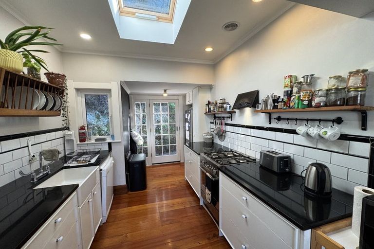 Photo of property in 16 Hungerford Road, Lyall Bay, Wellington, 6022