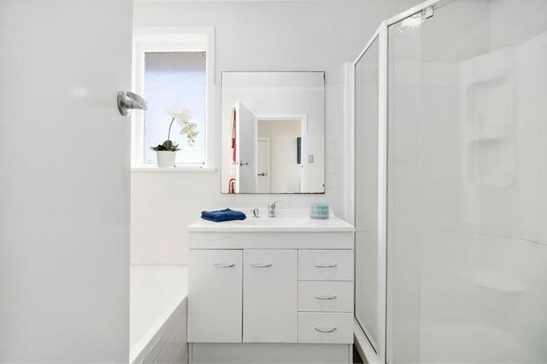Photo of property in 1/8 Arrow Road, Forrest Hill, Auckland, 0620