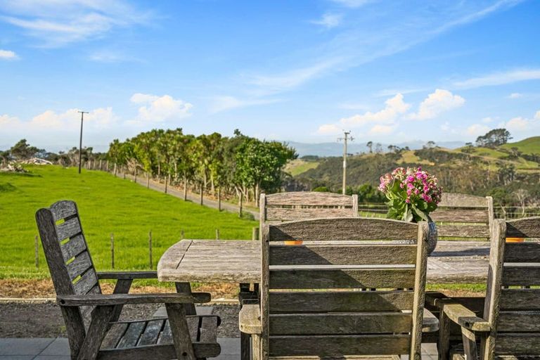 Photo of property in 2712 South Head Road, South Head, Helensville, 0874