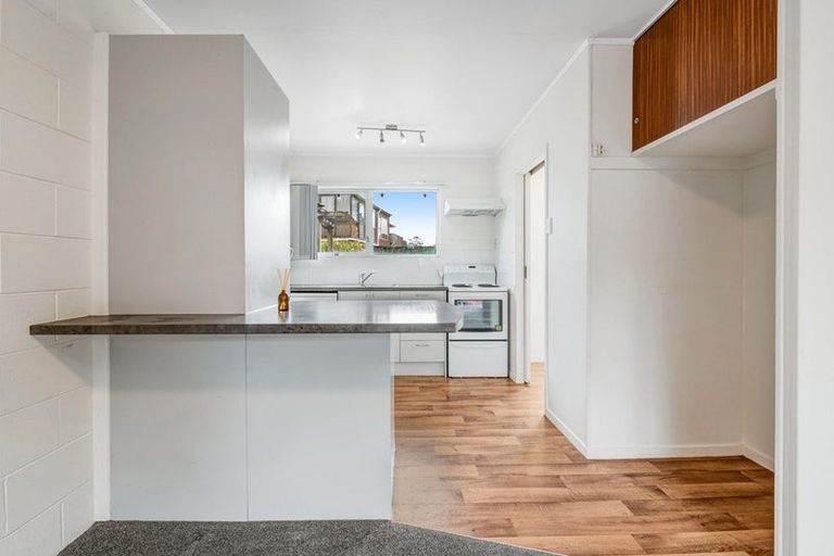 Photo of property in 2/587 Glenfield Road, Totara Vale, Auckland, 0629