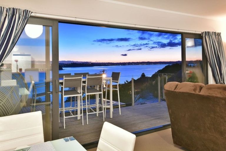 Photo of property in 3 Roberts Road, Tindalls Beach, Whangaparaoa, 0930