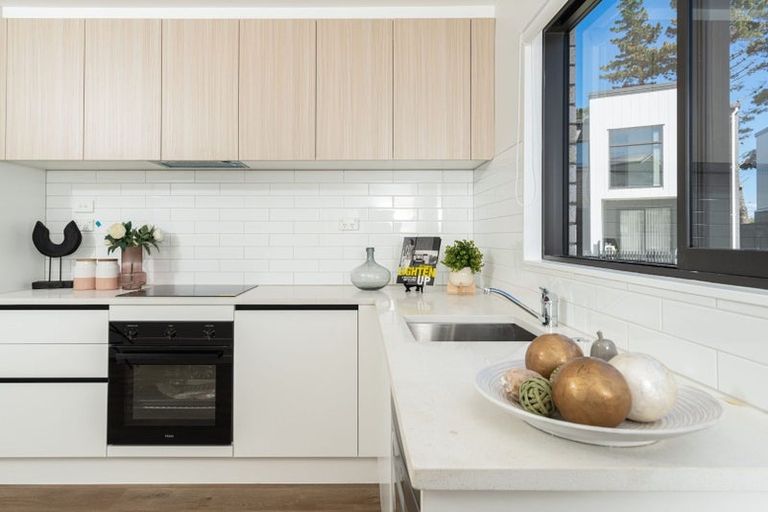 Photo of property in 2 Mikoikoi Crescent, Mangere Bridge, Auckland, 2022