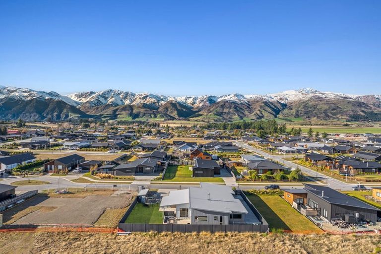 Photo of property in 16 Isthmus Place, Lake Hawea, Wanaka, 9382