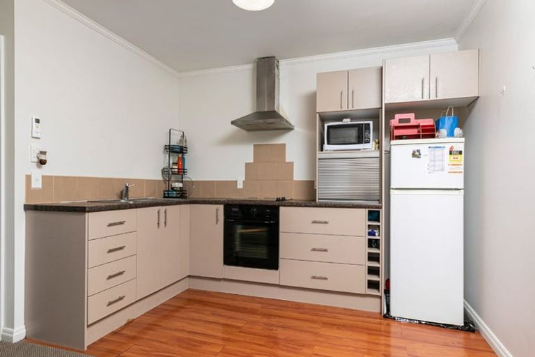 Photo of property in 1 Miltonia Avenue, Te Atatu South, Auckland, 0610