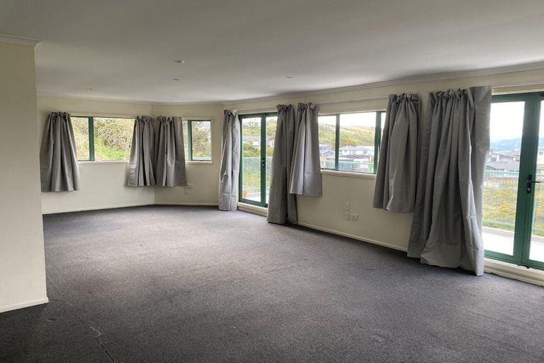 Photo of property in 9d Edgecombe Street, Newlands, Wellington, 6037