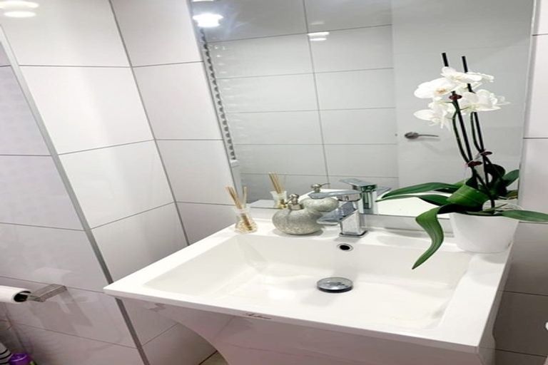 Photo of property in 37 Newington Road, Henderson, Auckland, 0612