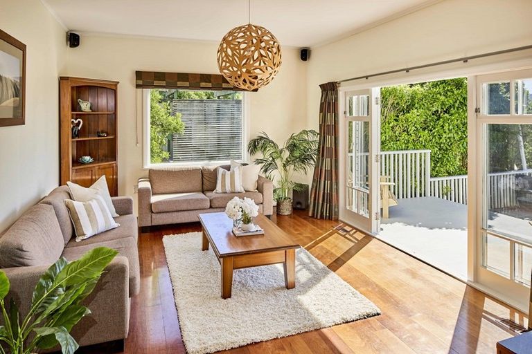 Photo of property in 2 Seaview Road, Paremata, Porirua, 5024