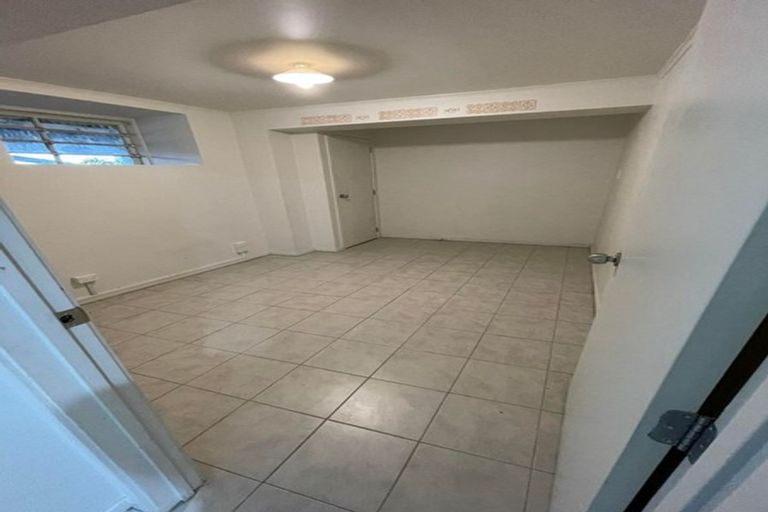 Photo of property in 10 Bishop Street, Green Bay, Auckland, 0604