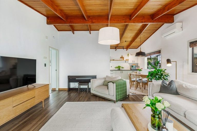 Photo of property in 2/9 London Street, Te Atatu Peninsula, Auckland, 0610