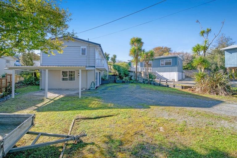 Photo of property in 5 Maori Hut Road, Red Beach, 0932
