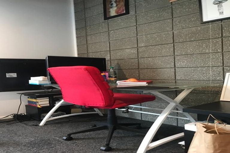 Photo of property in 37 Newington Road, Henderson, Auckland, 0612