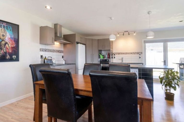 Photo of property in 17a/1 Tawa Road, Te Atatu Peninsula, Auckland, 0610