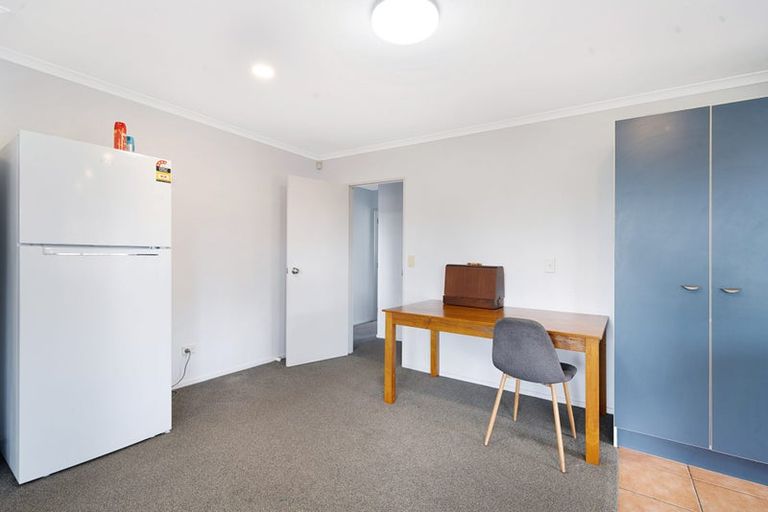 Photo of property in 18 Plumstead Rise, Glen Eden, Auckland, 0602