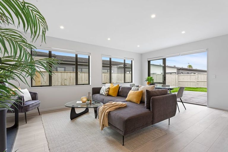 Photo of property in 98 Pepene Avenue, Takanini, 2112
