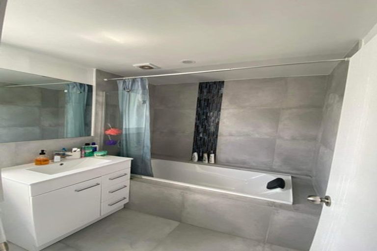 Photo of property in 9 Humphrey Kemp Avenue, Henderson, Auckland, 0612