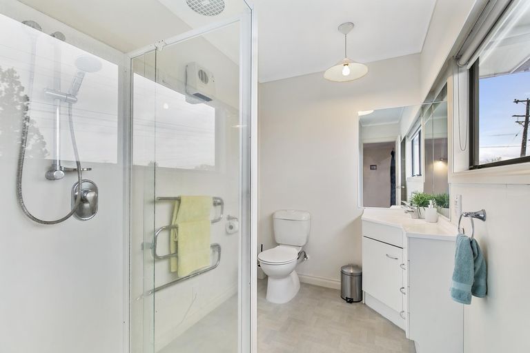 Photo of property in 1a Eastglen Road, Glen Eden, Auckland, 0602