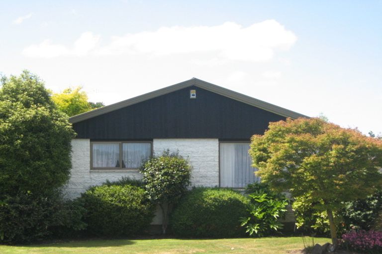 Photo of property in 11 Malabar Crescent, Broomfield, Christchurch, 8042