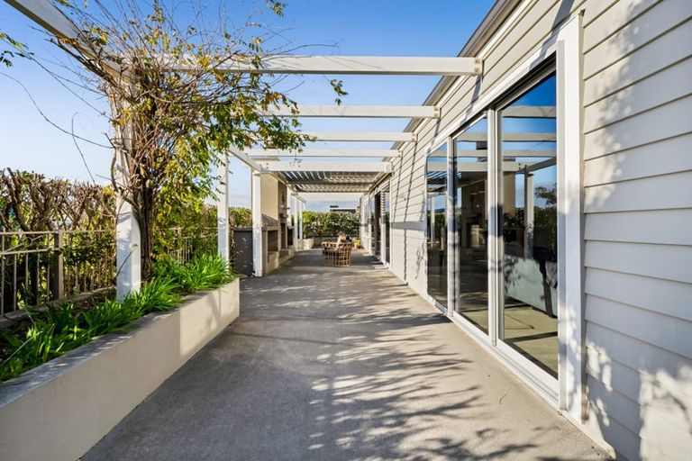 Photo of property in 1 Gleneagles Way, Waiwhakaiho, New Plymouth, 4312