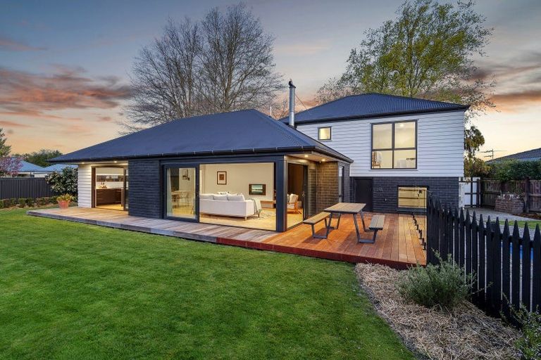 Photo of property in 17 Kingham Place, Avonhead, Christchurch, 8042