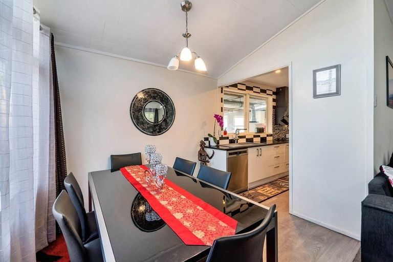 Photo of property in 33 Huruhuru Road, Massey, Auckland, 0614