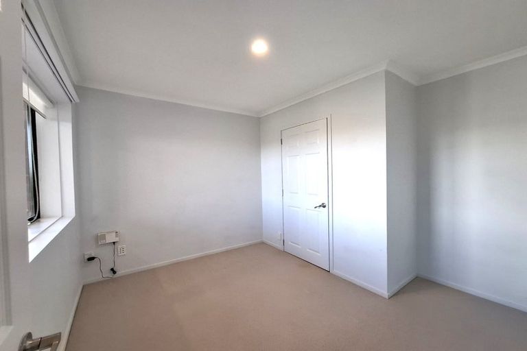 Photo of property in 27 Killygordon Place, Massey, Auckland, 0614