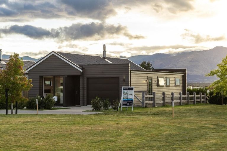 Photo of property in 26 Mount Creighton Crescent, Wanaka, 9305