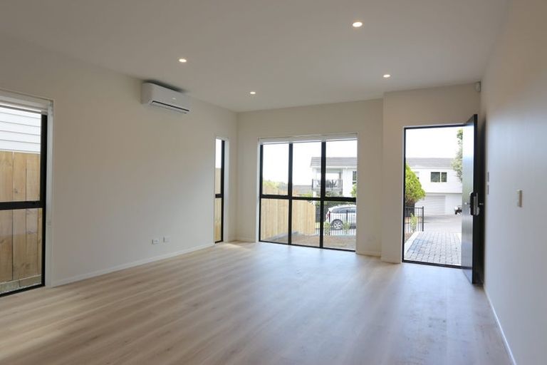 Photo of property in 1b Kirkdale Place, Northcross, Auckland, 0632