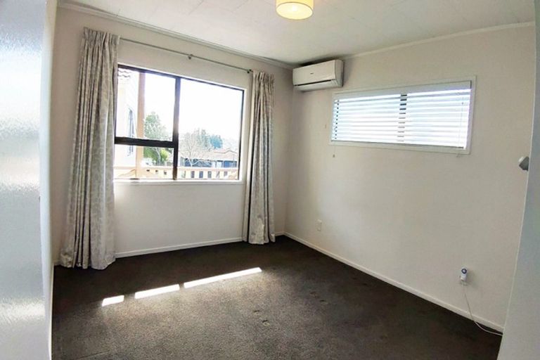 Photo of property in 2/1 Landsdale Place, Massey, Auckland, 0614