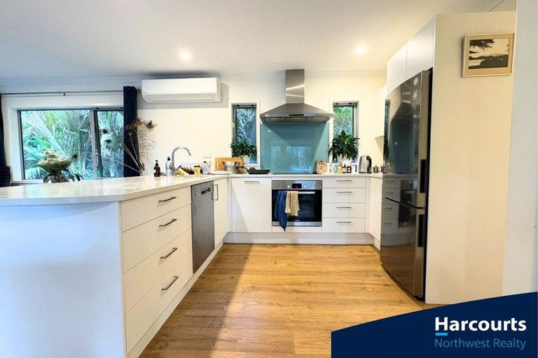 Photo of property in 296 Motutara Road, Muriwai, Waimauku, 0881