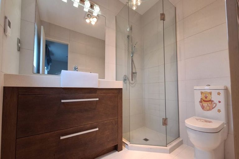 Photo of property in 8 Bintulu Place, Fairview Heights, Auckland, 0632