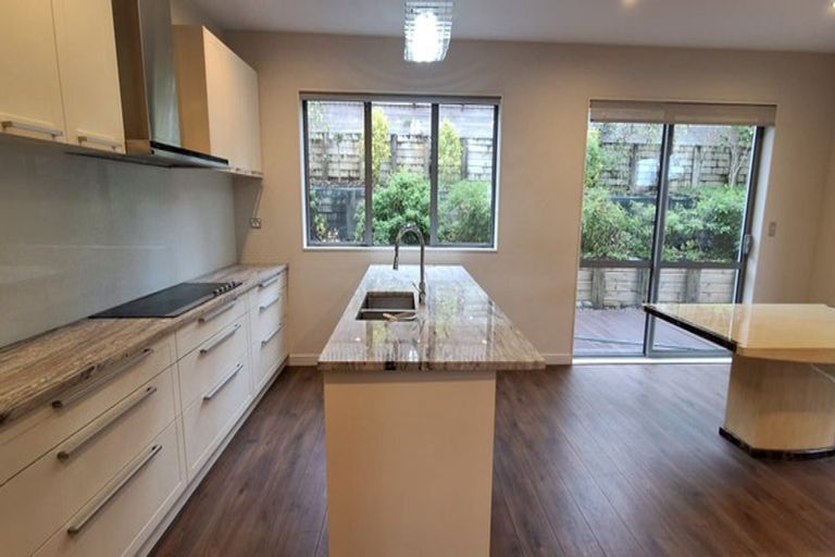 Photo of property in 8 Bintulu Place, Fairview Heights, Auckland, 0632