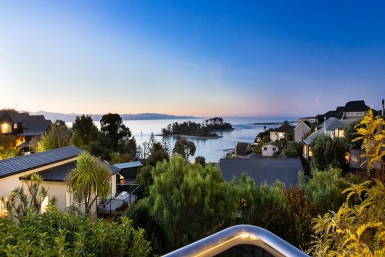 Photo of property in 4 The Cliffs, Britannia Heights, Nelson, 7010