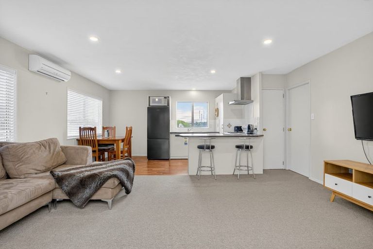 Photo of property in 2/74 Sunnynook Road, Sunnynook, Auckland, 0620