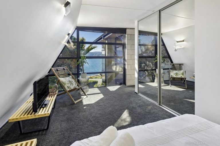 Photo of property in 377a Karaka Bay Road, Karaka Bays, Wellington, 6022