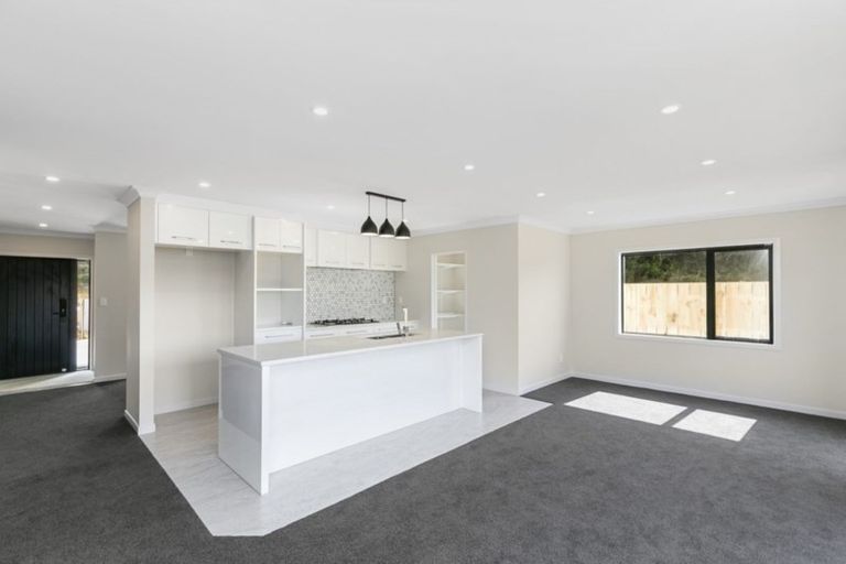 Photo of property in 6 Pihipihi Way, Crofton Downs, Wellington, 6035