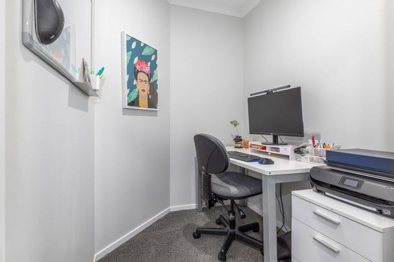 Photo of property in 2 Roundhouse Close, Whitby, Porirua, 5024