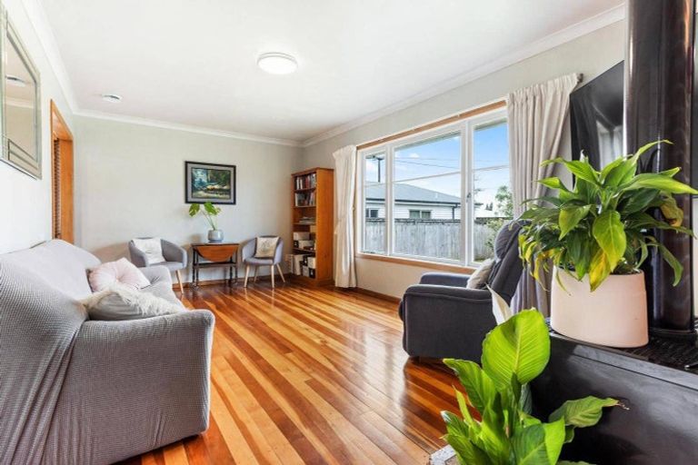 Photo of property in 43 Neil Avenue, Te Atatu Peninsula, Auckland, 0610