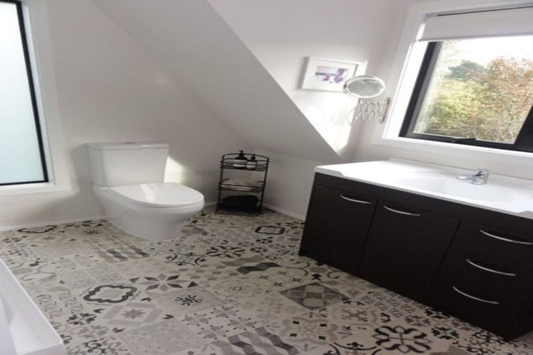 Photo of property in 2 Otonga Way, Churton Park, Wellington, 6037